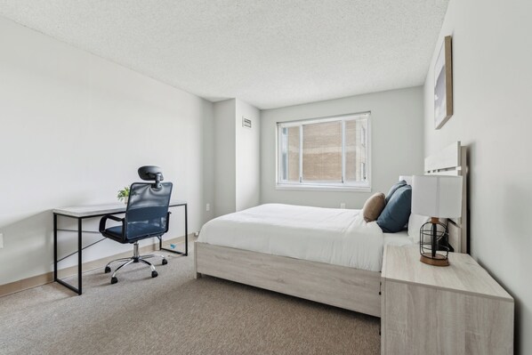 1 chambre, bureau, fer et planche à repasser, lit de bébé portatif