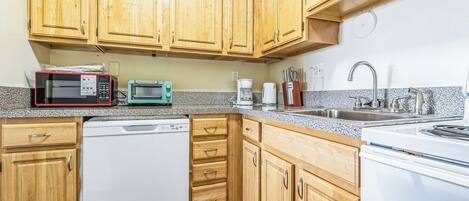 Een koelkast, een microgolfoven, een oven, een kookplaat