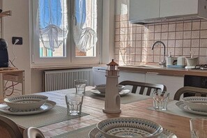 Een microgolfoven, een oven, een kookplaat