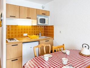Een koelkast, een magnetron