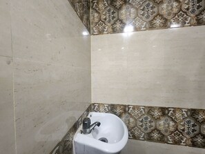 Chambre Triple Standard | Salle de bain | Douche, serviettes fournies, savon, shampoing