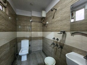 Standard Triple Room | Bathroom | Shower, towels, soap, shampoo - Hotel Shivans Palace (New Delhi)