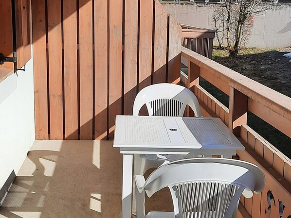 Outdoor dining - T2 Apartment with Balcony and WiFi near Slopes (Notre-Dame-de-Bellecombe)