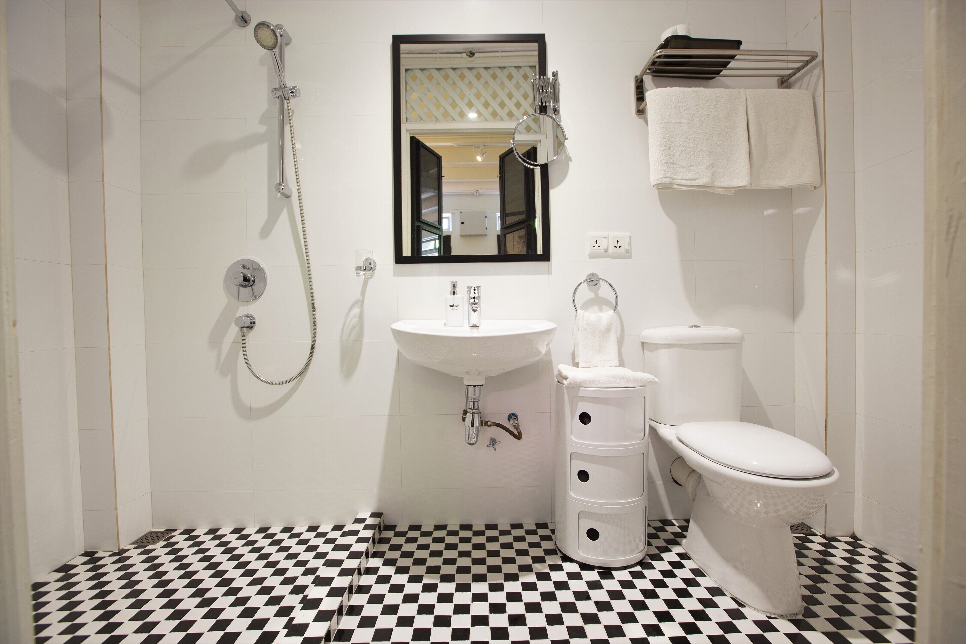 Baignoire et douche séparées, articles de toilette (gratuits)