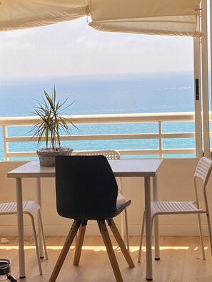 Outdoor dining - 
Golden Holidays, front row beach. Vacaciones Doradas (VC)