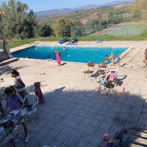 A swimming pool area with a view of the countryside. - Rustic Terrace2 Bedrooms Farm House (Celorico da Beira)