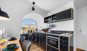 Een koelkast, een magnetron, een oven, een kookplaat