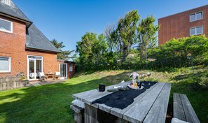 Outdoor dining - White Ella only 150 m to the beach with terrace and garden (Sylt)