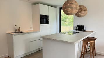 Een koelkast, een oven, een vaatwasser, een waterkoker