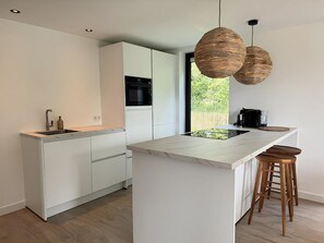 Réfrigérateur, four, lave-vaisselle, bouilloire électrique