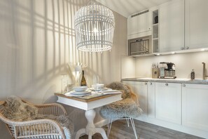 Réfrigérateur, plaque de cuisson, lave-vaisselle, cafetière/bouilloire