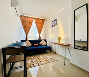 Studio, flere senger, balkong, strandutsikt | Skrivebord for bærbar PC, lydisolert og wi-fi (inkludert)