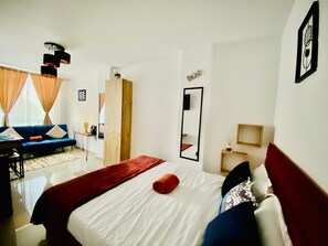 Studio, nhiều giường, ban công, quang cảnh bãi biển | Khu vực làm việc phù hợp cho laptop, phòng cách âm 