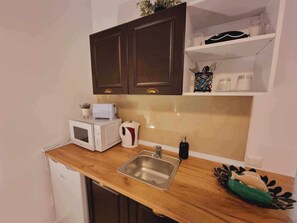 Estúdio, sacada, vista para a praia | Cozinha americana privada | Geladeira, micro-ondas, talheres/pratos/utensílios de cozinha