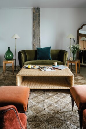 Suite luxueuse, balcon, vue sur la ville | Salon d’affaires