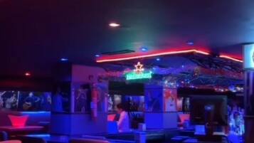 2 bares o lounges, piano bar, pub