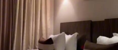 2 bars/lounges, piano bar, pub