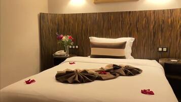 2 bars/lounges, piano bar, pub