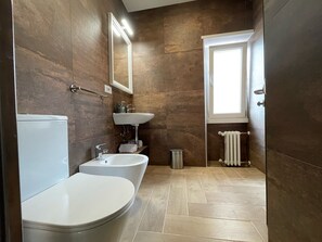 Douche, sèche-cheveux, bidet, serviettes fournies