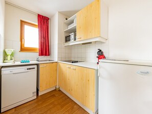 Køleskab, mikrobølgeovn, opvaskemaskine