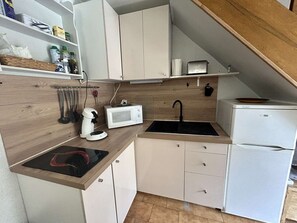 Køleskab, mikrobølgeovn, kogeplade, kaffe-/temaskine