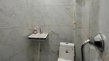 Deluxe Double Room | Bathroom | Shower, towels, soap