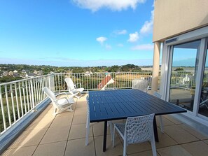 Outdoor dining - Villa with terrace 400m from the sea in Pleumeur-Bodou (Pleumeur-Bodou)
