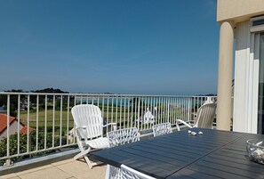 Outdoor dining - Villa with terrace 400m from the sea in Pleumeur-Bodou (Pleumeur-Bodou)