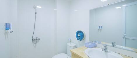 Shower, free toiletries, hair dryer, towels