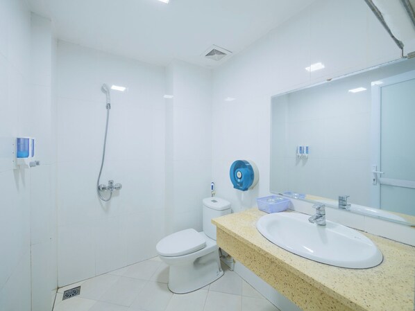 Regadera, amenidades de baño gratuitas, secadora de cabello, toallas