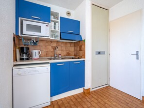 Fridge, microwave, dishwasher, coffee/tea maker