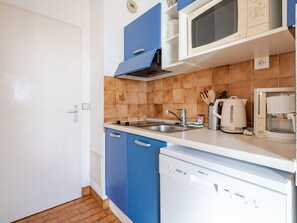 Réfrigérateur, micro-ondes, lave-vaisselle, cafetière/bouilloire