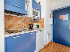 Kjøleskap, mikrobølgeovn, oppvaskmaskin og kaffetrakter/tekoker
