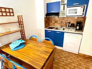 Fridge, microwave, dishwasher, coffee/tea maker