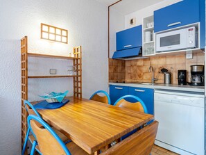 Refrigerador, microondas, lavavajillas y cafetera y tetera 