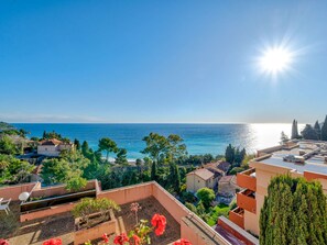 A rooftop terrace with a view of the sea, surrounded by greenery and buildings. - Lovely flat 8 people, terrace with Wi-Fi (Roquebrune-Cap-Martin)
