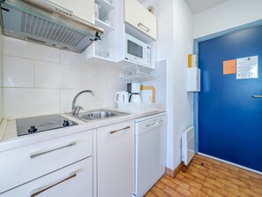 Refrigerador, microondas, lavavajillas y cafetera y tetera 