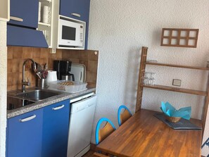 Fridge, microwave, dishwasher, coffee/tea maker - Apartment for 8 with Wi-Fi, sea view from the balcony (Roquebrune-Cap-Martin)