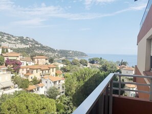 Un quartier résidentiel avec des maisons, un balcon et une vue sur la mer.