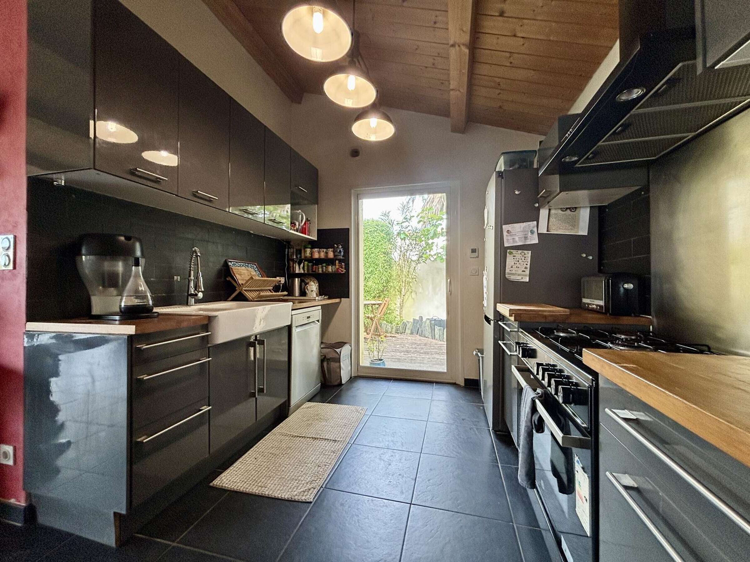 Een koelkast, een microgolfoven, een oven, een vaatwasser