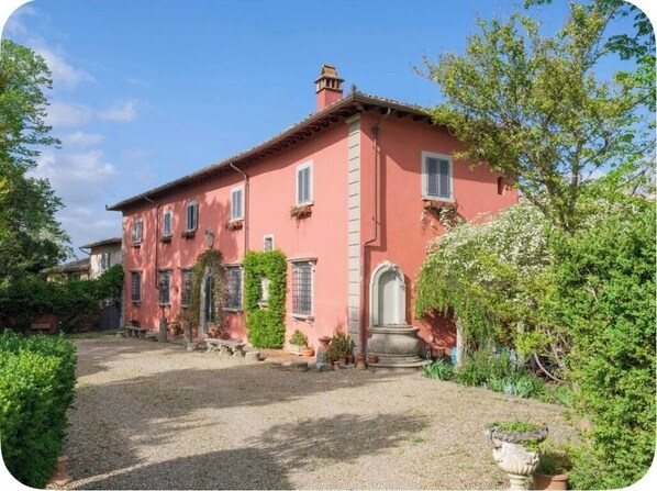 Exterior - Romantic bedroom in +600years old villa, with pool view (Grassina)