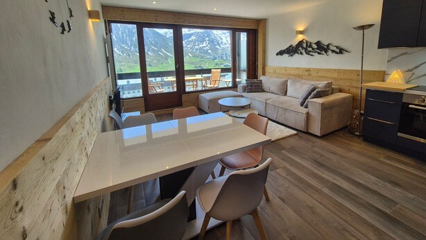 Un interior moderno con comedor, sofá y cocina.