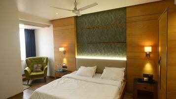 Deluxe dubbelrum - utsikt mot staden | Strykjärn/strykbräda och gratis wi-fi