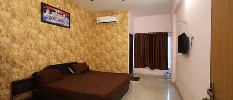 Standard Double Room | Iron/ironing board, free WiFi