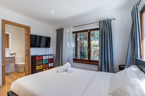 6 bedrooms, iron/ironing board, WiFi, bed sheets