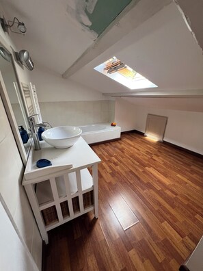 Asciugacapelli, asciugamani, carta igienica