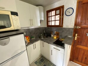 Fridge, microwave, stovetop, coffee/tea maker - Cozy studio 150m from the beach, sleeps 4 (Argelès-sur-Mer)