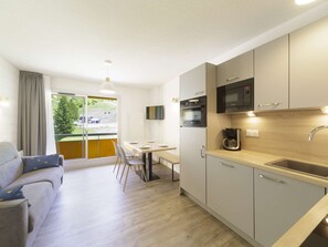 Oven, stovetop, dishwasher, coffee/tea maker - Renovated studio in Gourette, 4 people, pets allowed, wifi (Gourette)