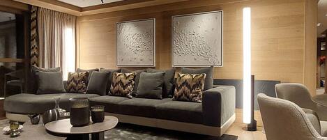 Una televisión, una chimenea