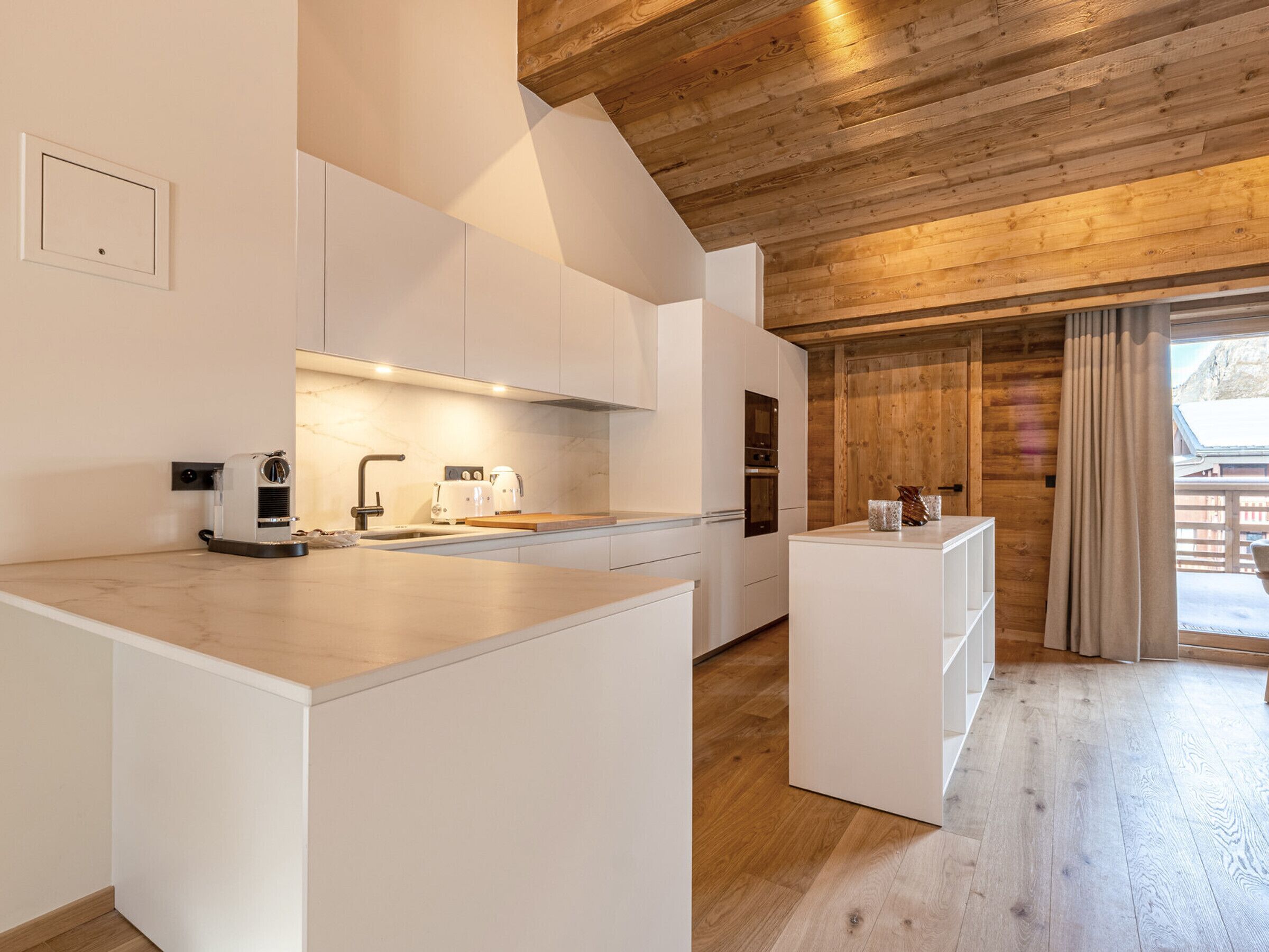 雪櫃、微波爐、焗爐、爐具